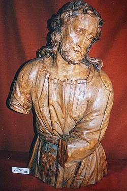 Sochu stojícího Krista z Římova pachatelé přeřízli a učinili z ní bustu